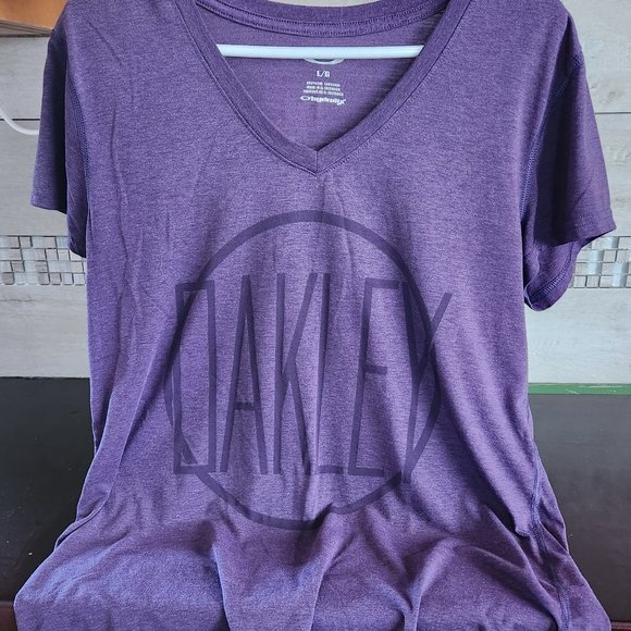 Oakley V-neck tshirt - Picture 1 of 3